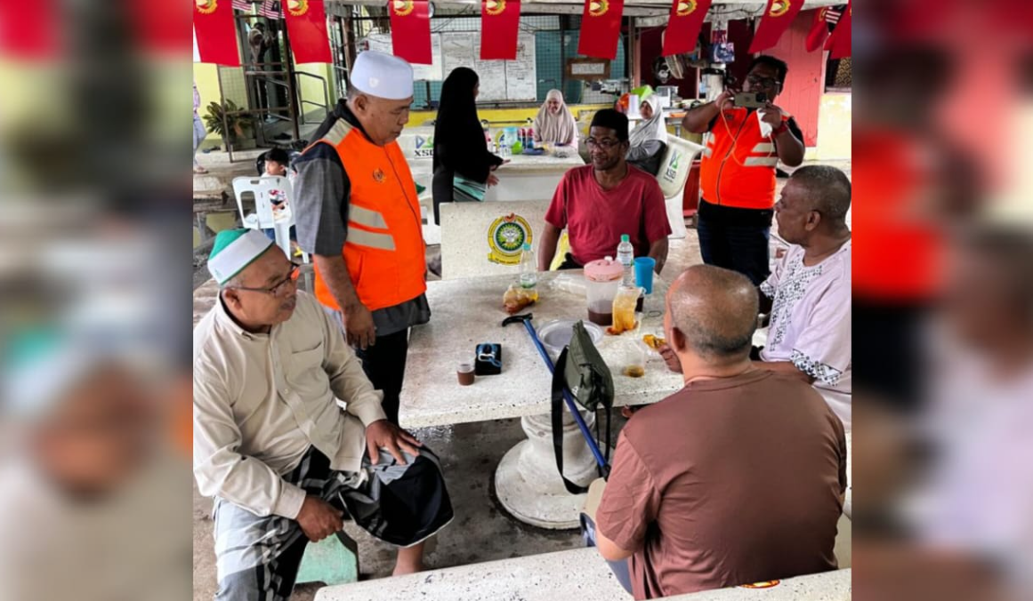 Pengarah Jabatan Kebajikan Masyarakat (JKM) Kedah, Zakaria Taib (dua kiri) melawat penduduk terjejas banjir di Pusat Pemindahan Sementara (PPS)